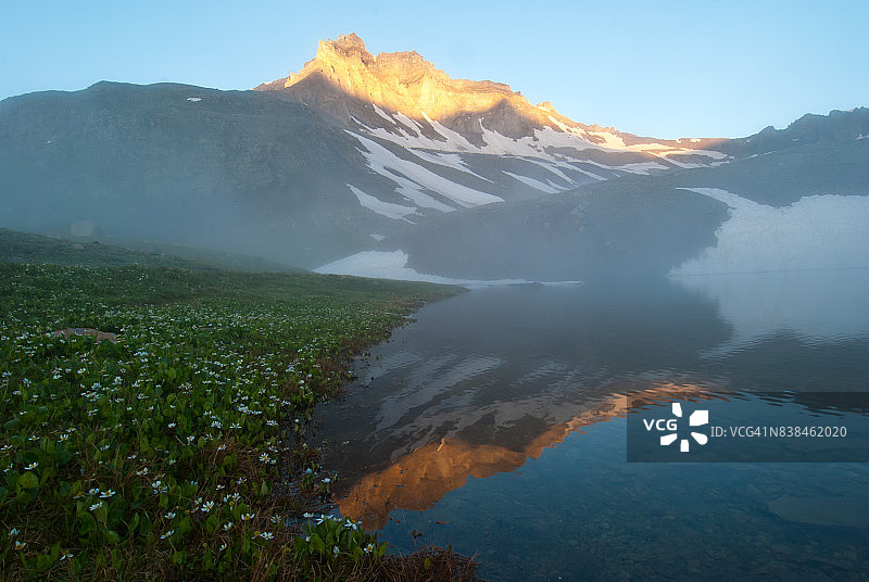 雾蒙蒙的高山景观图片素材