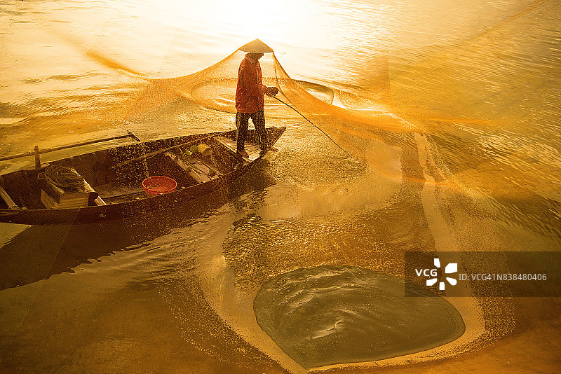 渔夫在越南会安市岱海黎明时分撒网图片素材