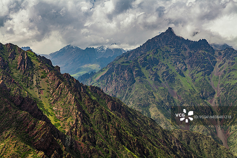通往绿色山谷和山脉的山口景色，吉尔吉斯斯坦图片素材