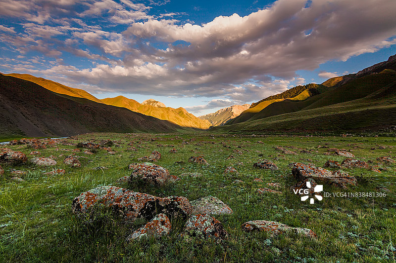 吉尔吉斯斯坦日落山景图片素材