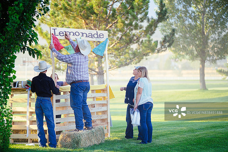 搭建柠檬水摊位图片素材