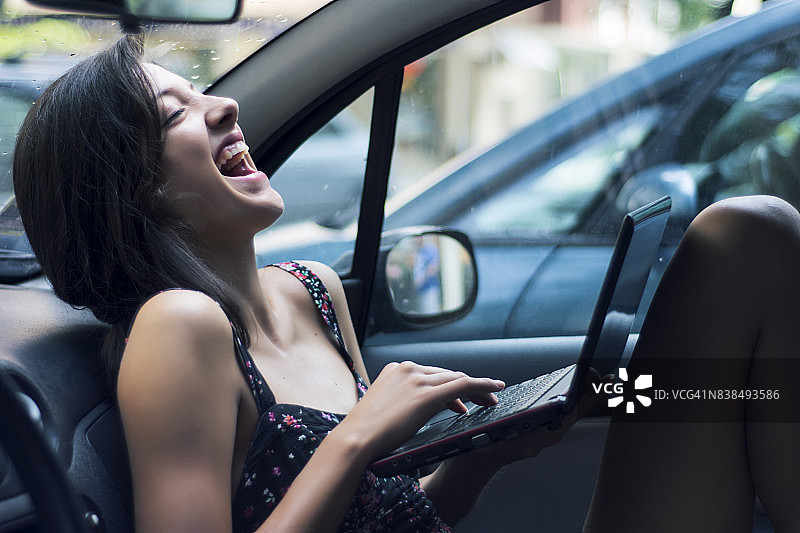 年轻女子玩乐图片素材