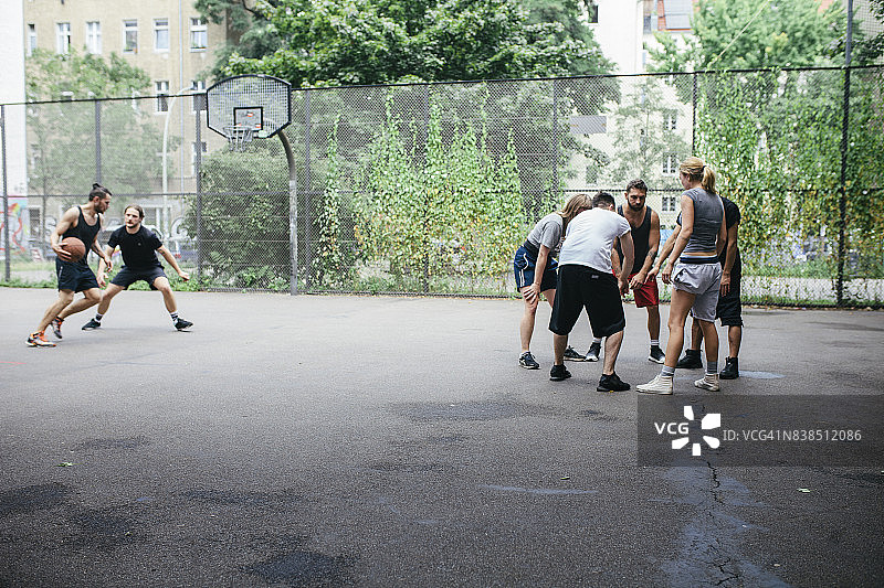 篮球队员共同讨论比赛战术图片素材