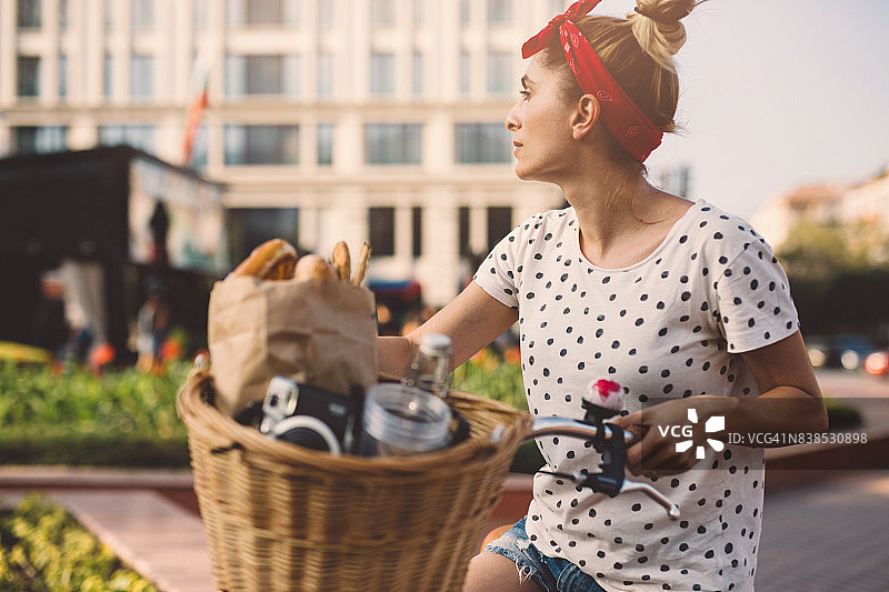 在城市骑自行车的女人图片素材