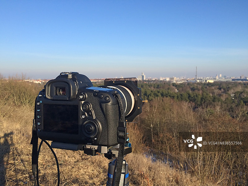使用长焦镜头拍摄的德国柏林天际线图片素材