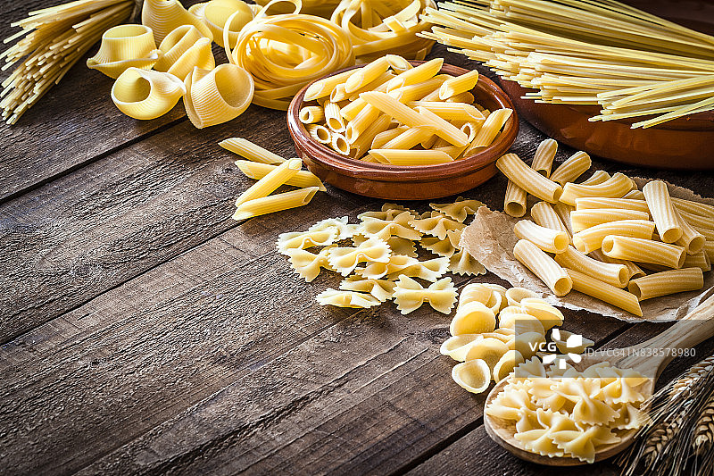 乡村木桌上的意大利面合集图片素材