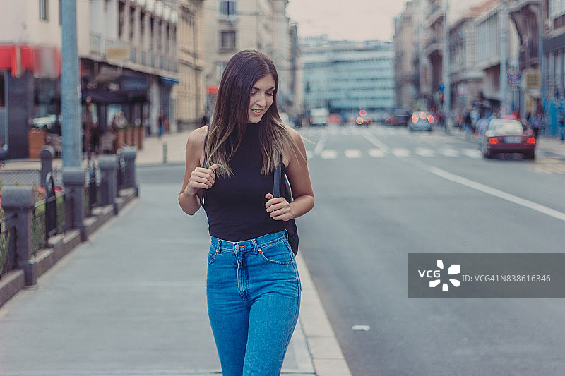 行走中的年轻女性肖像图片素材