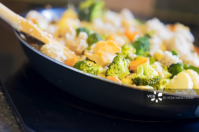 健康饮食——蔬菜鸡胸肉图片素材