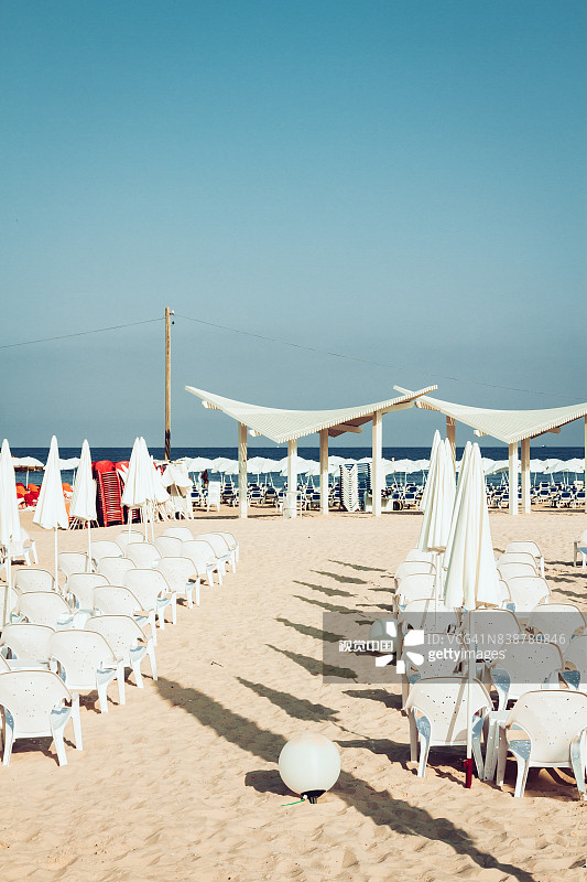 正午时分的地中海海滩图片素材