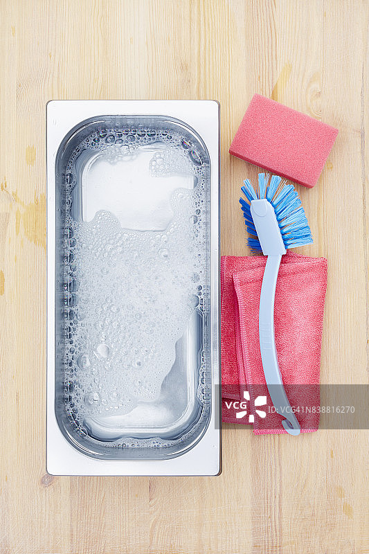 厨房水槽、洗碗刷、海绵和洗碗布（俯视）图片素材