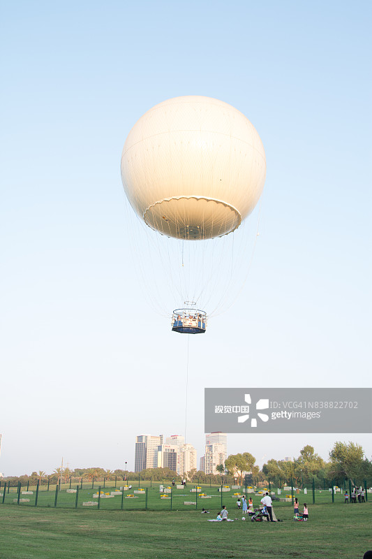公园上空的热气球图片素材