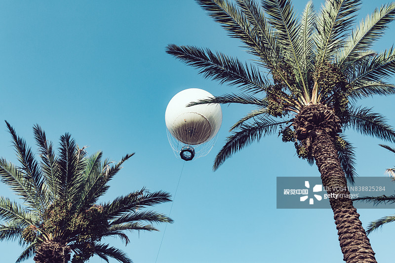 公园上空的热气球图片素材