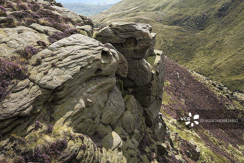 英格兰峰区埃代尔格林兹布鲁克峡谷上方的岩层图片素材