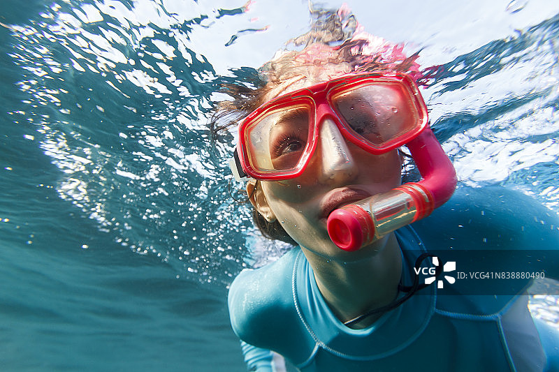 小女孩在费尔南多·迪诺罗尼亚浮潜特写图片素材