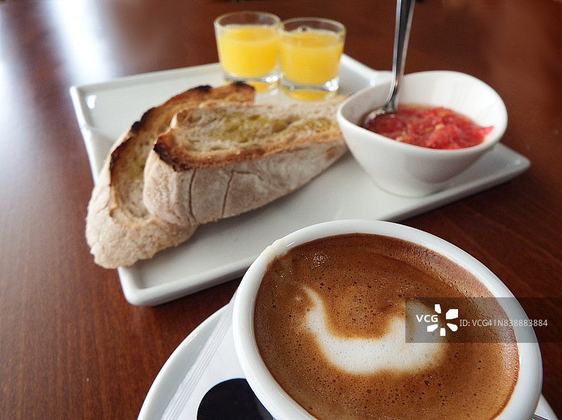 咖啡、番茄吐司和橙汁早餐图片素材