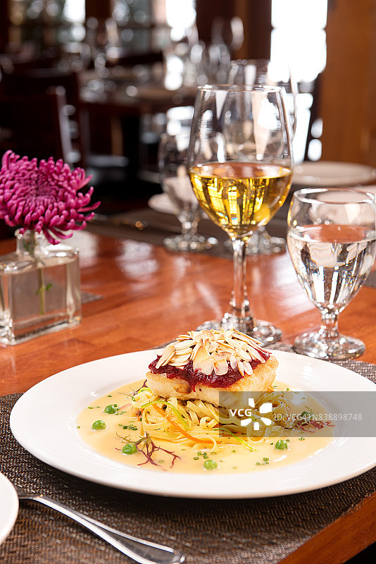 红门小酒馆的杏仁硬皮比目鱼，加拿大惠斯勒图片素材