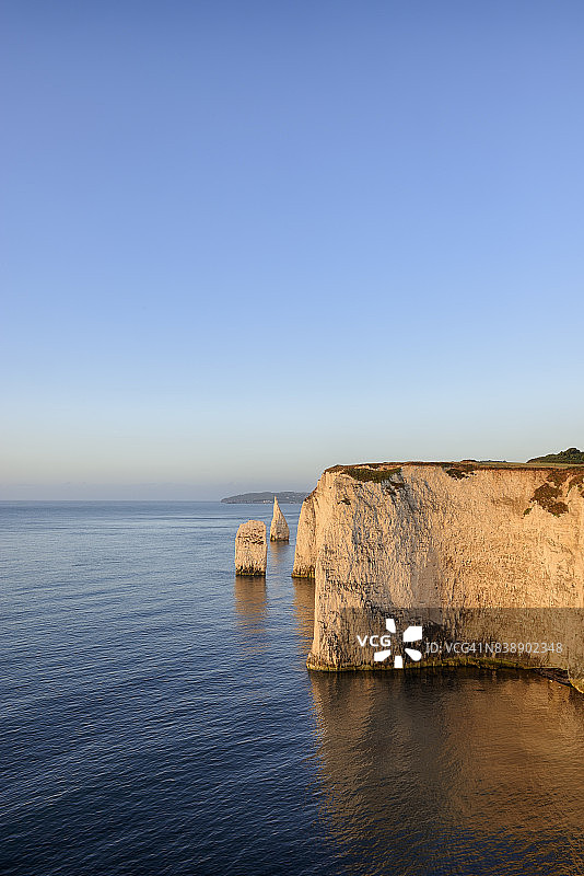 哈里岩：白垩悬崖和海上岩柱，温暖的晨光日出图片素材