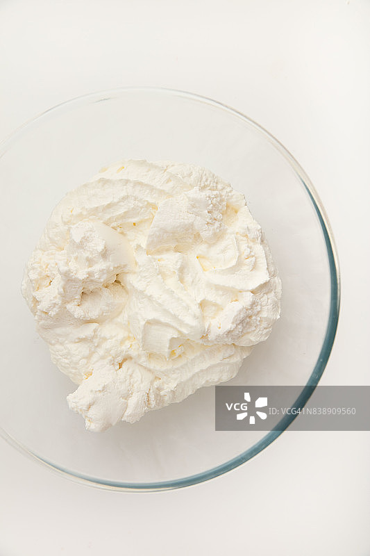 玻璃碗盛鲜奶油和意大利乳清干酪图片素材