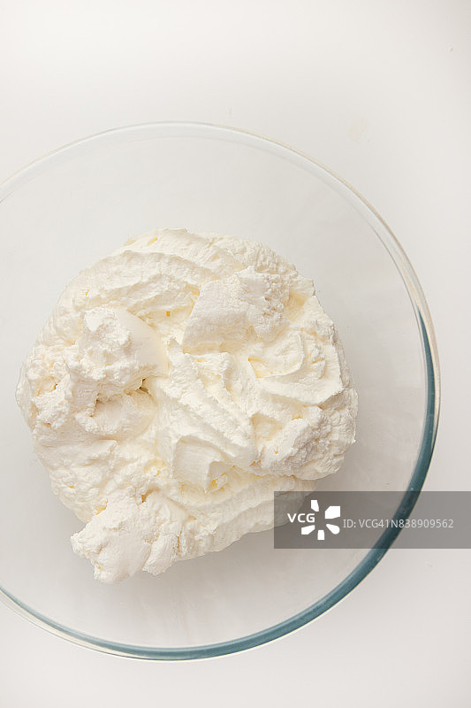玻璃碗盛鲜奶油和意大利乳清干酪图片素材
