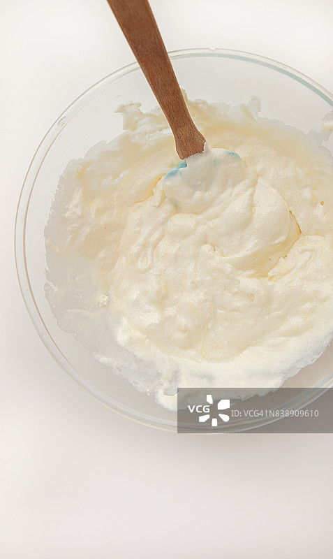 玻璃碗装鲜奶油、意大利乳清干酪和融化的白巧克力图片素材