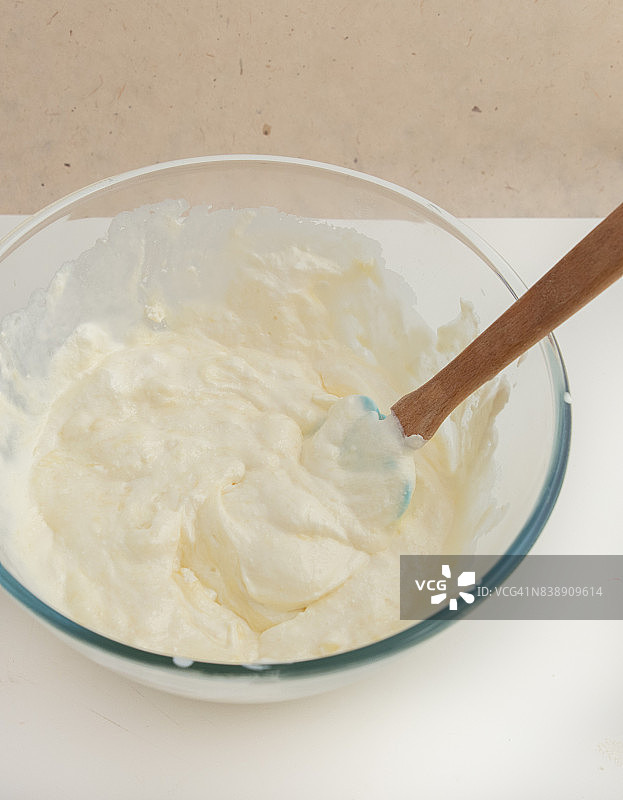 玻璃碗装鲜奶油、意大利乳清干酪和融化的白巧克力图片素材