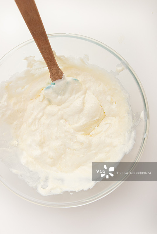 玻璃碗装鲜奶油、意大利乳清干酪和融化的白巧克力图片素材