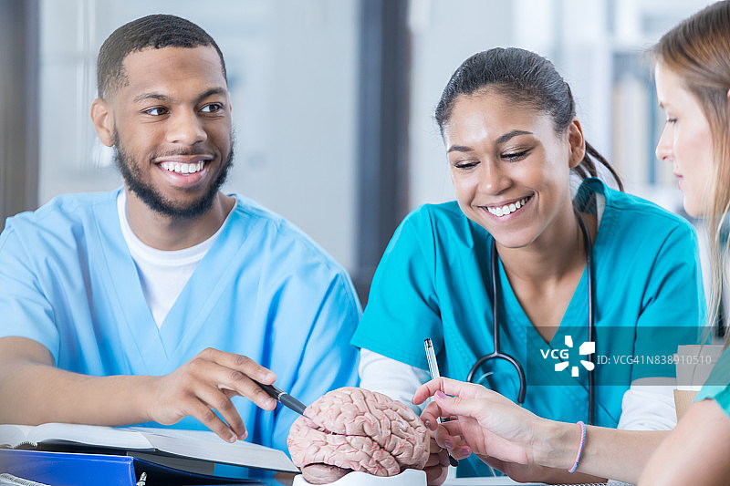 护理专业学生在解剖课上研究人脑图片素材