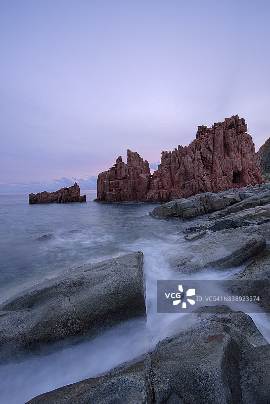 阿尔巴塔克斯的红色岩石：红色斑岩悬崖图片素材