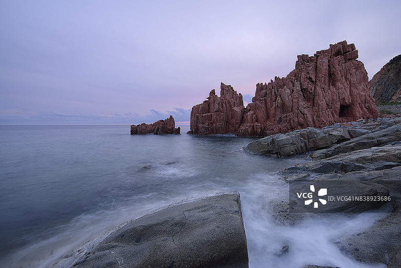 阿尔巴塔克斯的红色岩石：红色斑岩悬崖图片素材