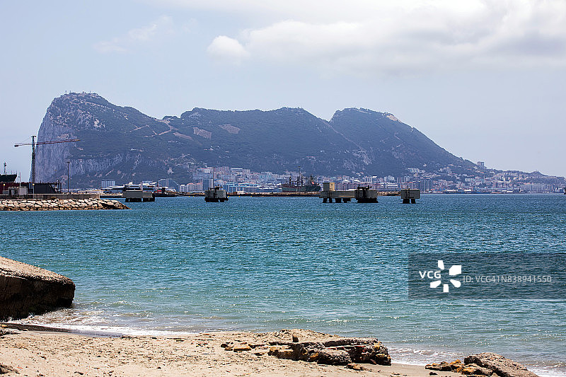 从西班牙边境眺望笼罩在晨雾中的直布罗陀岩图片素材