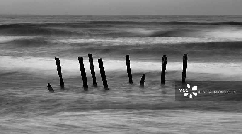 圣克莱尔海滩旧码头图片素材