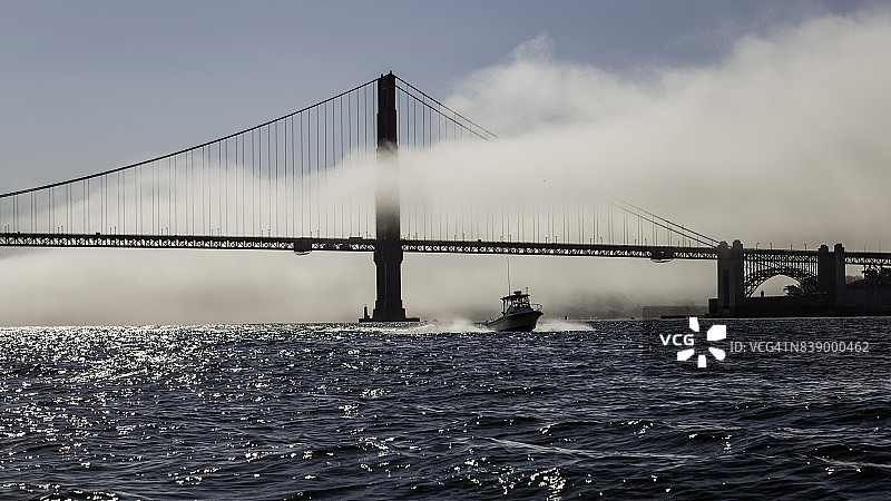 雾中的金门大桥与快艇图片素材