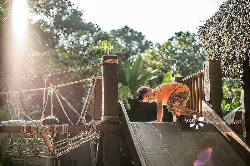 男孩在滑梯上玩耍图片素材