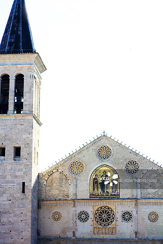 意大利翁布里亚斯波莱托：带钟楼和马赛克的大教堂外墙图片素材