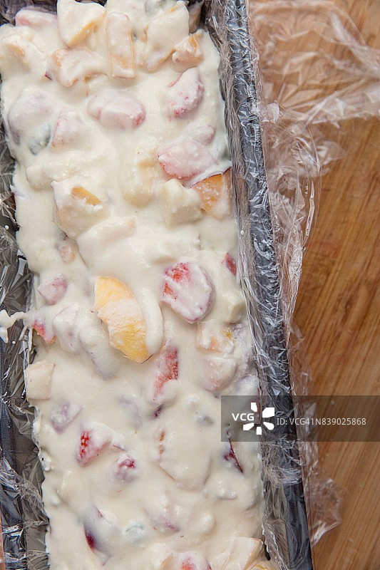 蛋糕模具中的半冻甜点混合物图片素材