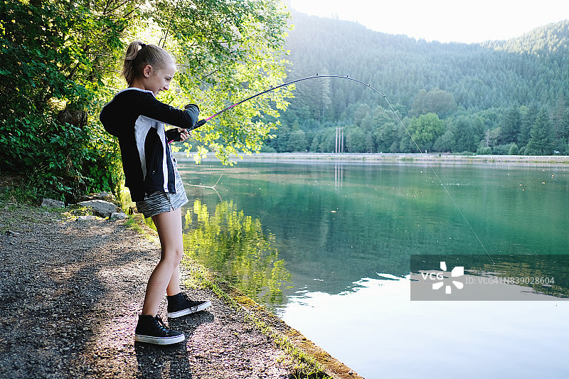 正在钓鱼的青少年女孩图片素材
