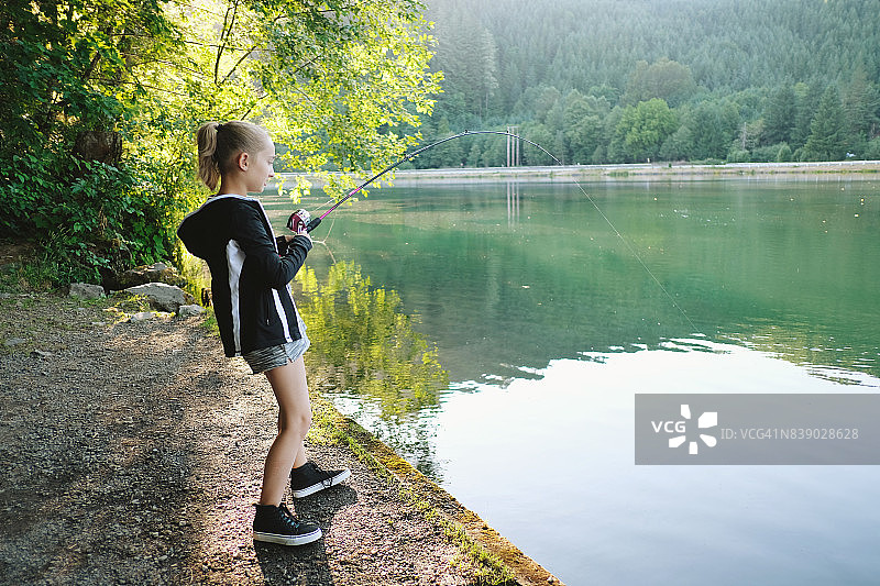 正在钓鱼的青少年女孩图片素材