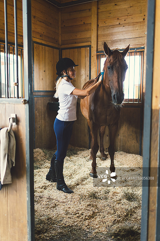 女人刷马图片素材