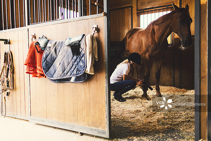 谷仓里和马在一起的女人图片素材