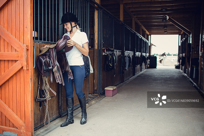 谷仓里准备训练的女人图片素材