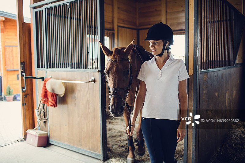 谷仓里和马在一起的女人图片素材