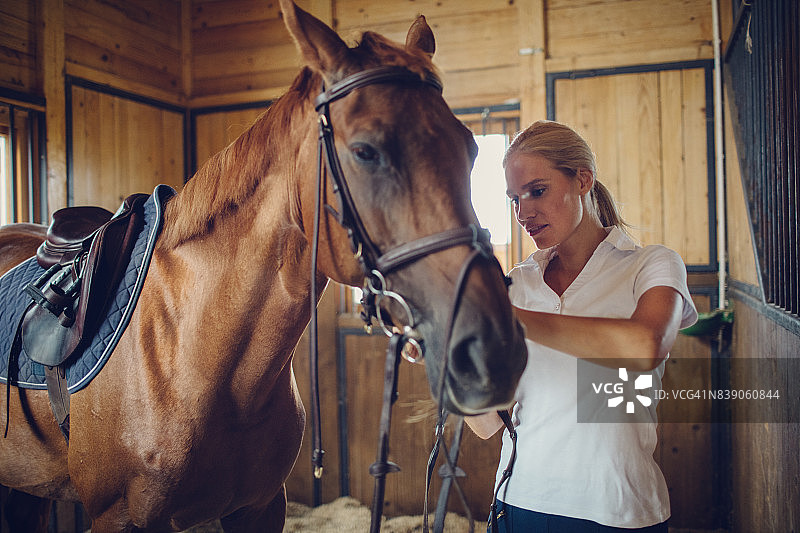 谷仓里和马在一起的女人图片素材