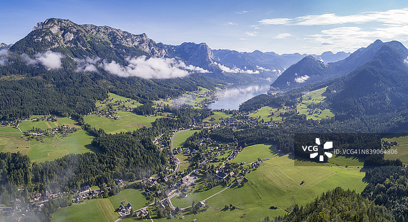 奥地利格伦德尔湖的清晨航拍全景图片素材