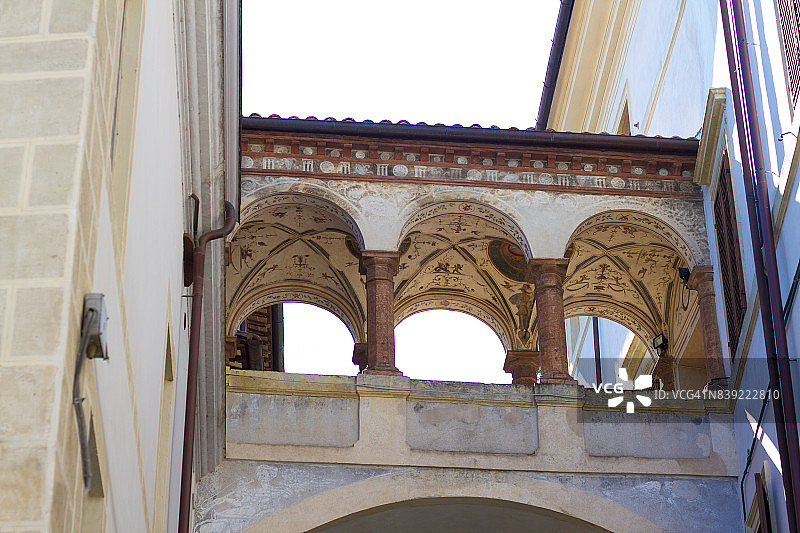 意大利翁布里亚斯波莱托：绘有壁画的中世纪凉廊走道图片素材