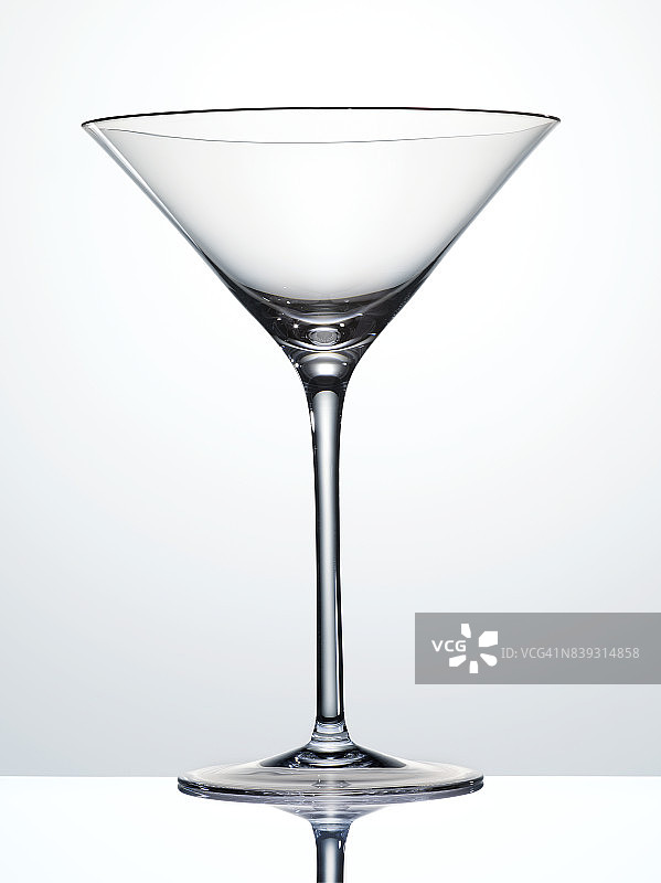 空的马提尼酒杯图片素材