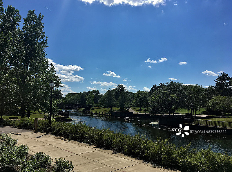 美国俄亥俄州库亚霍加谷国家公园历史运河沿岸的公园图片素材