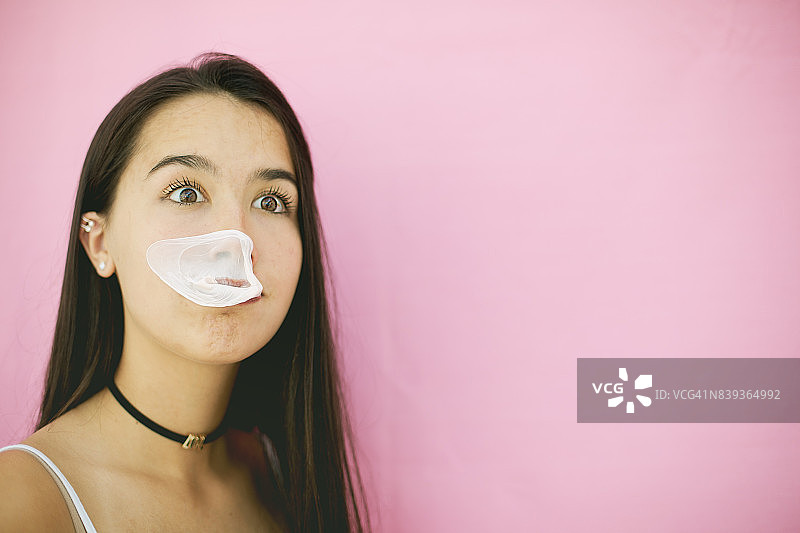 青少年吹泡泡糖图片素材