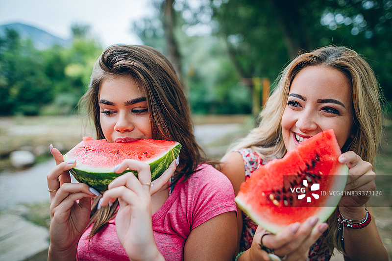 闺蜜笑着吃西瓜图片素材