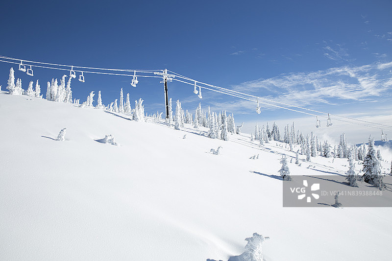 在蒙大拿州白鱼市滑雪时，女人享受阳光明媚的粉雪。图片素材