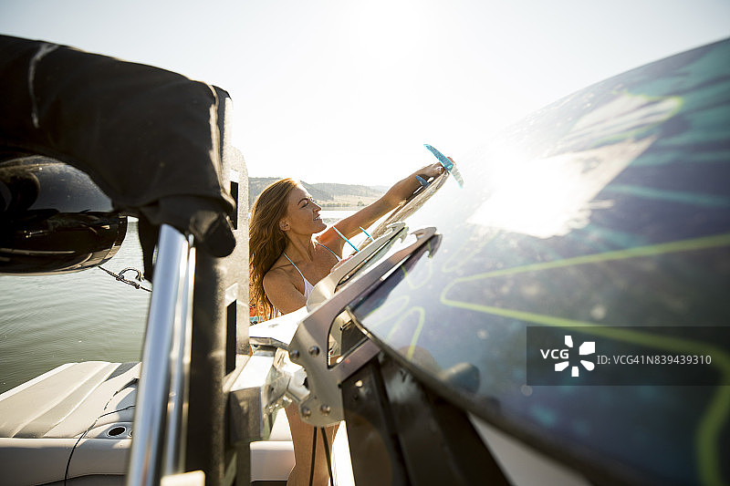 年轻女子玩尾波冲浪图片素材